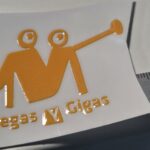 Pegatina DTF-UV junto a regla mostrando tamaño real
